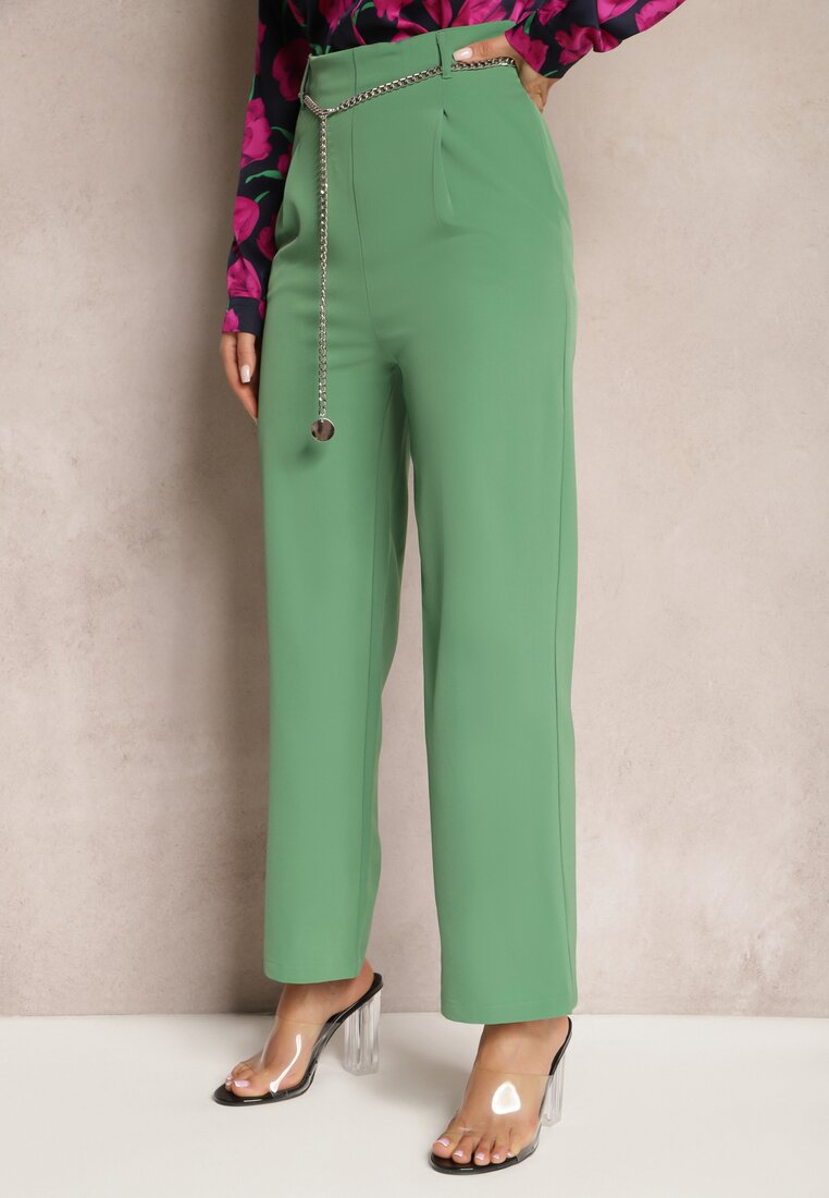 Zielone Eleganckie Spodnie z Rozszerzanymi Nogawkami Wykończone Ozdobnym Łańcuszkiem w Pasie Hamophona