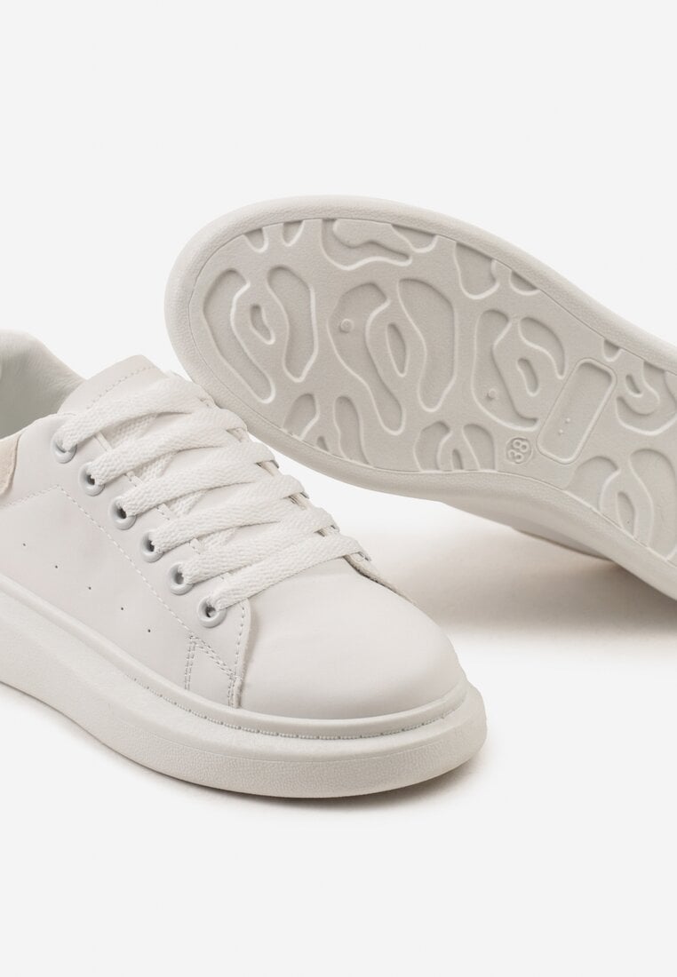 Biało-Beżowe Sneakersy na Gładkiej Platformie z Ozdobną Wstawką z Tyłu Crisulla