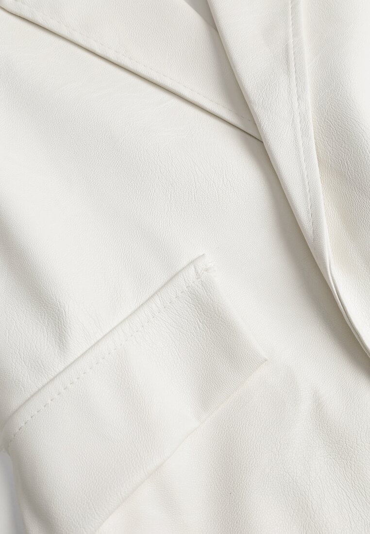 Biała Pudełkowa Marynarka z Ekoskóry Niezapinana z Poduszkami w Ramionach Suniya