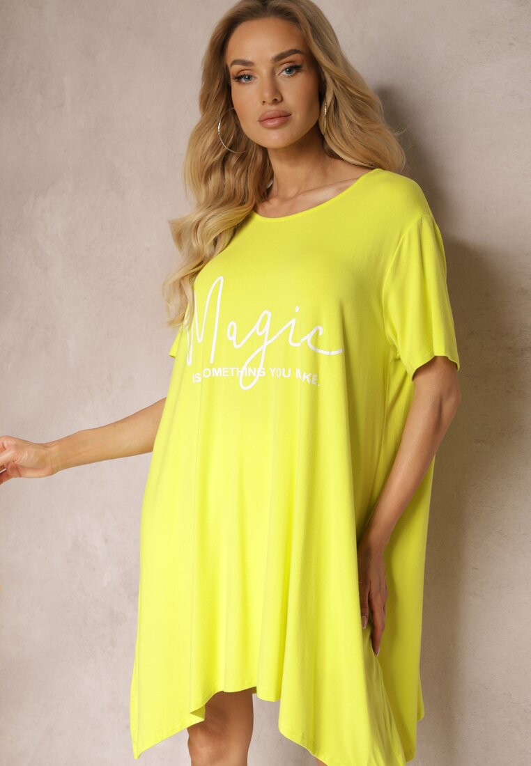 Żółta  Asymetryczna Sukienka z Wiskozy Ozdobiona Napisem Fiatta
