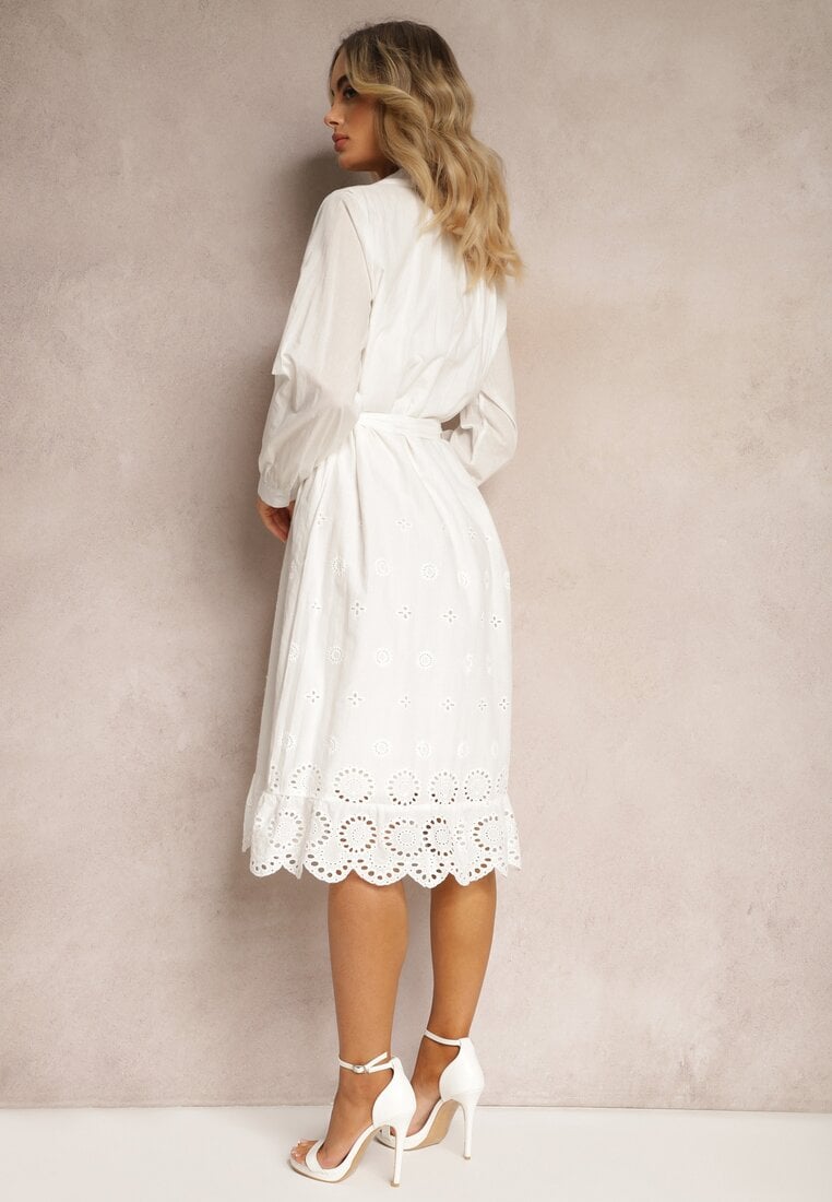 Biała Bawełniana Sukienka Koszulowa z Guzikami i Materiałowym Paskiem Wykończona Koronką Satala