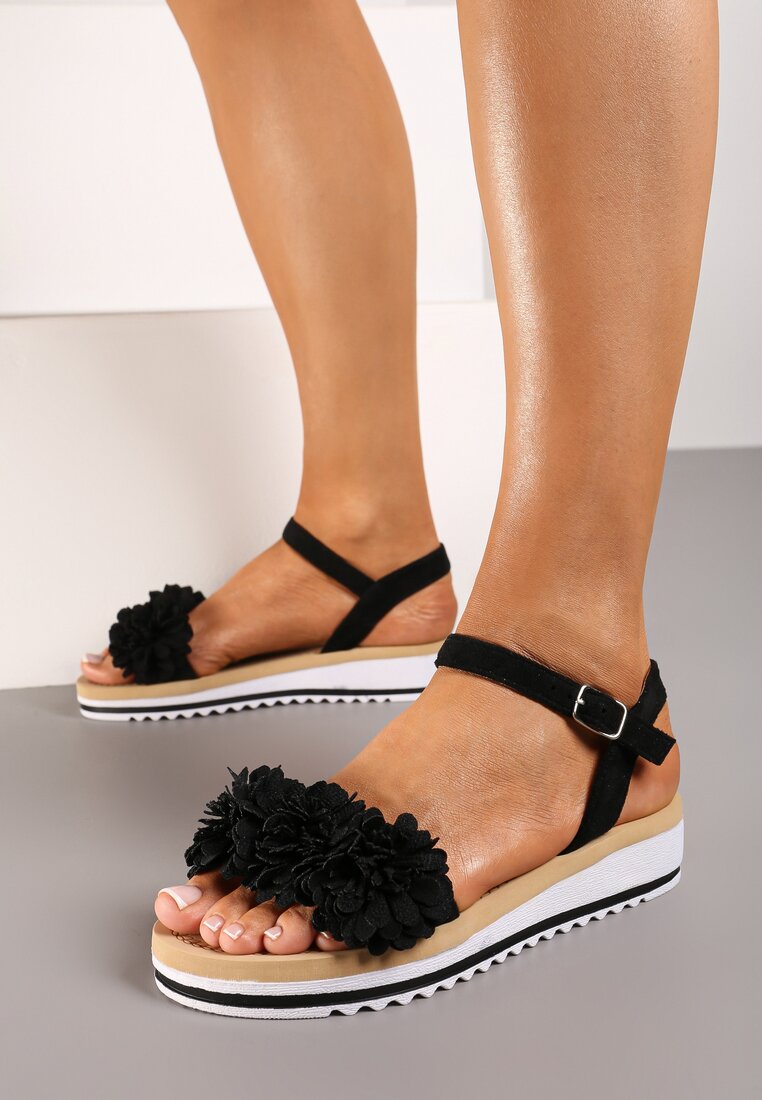 Czarne Sandały z Imitacji Skóry na Płaskiej Podeszwie z Ozdobnym Kwiatem Leadia