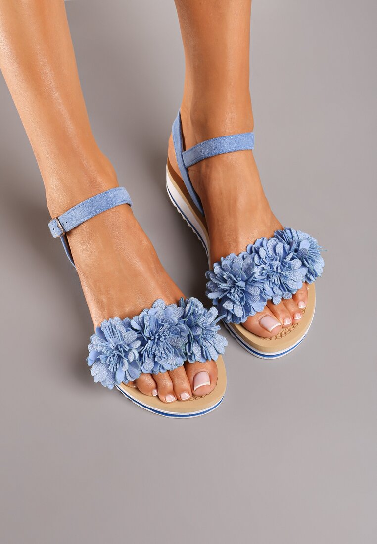 Niebieskie Sandały z Imitacji Skóry na Płaskiej Podeszwie z Ozdobnym Kwiatem Leadia