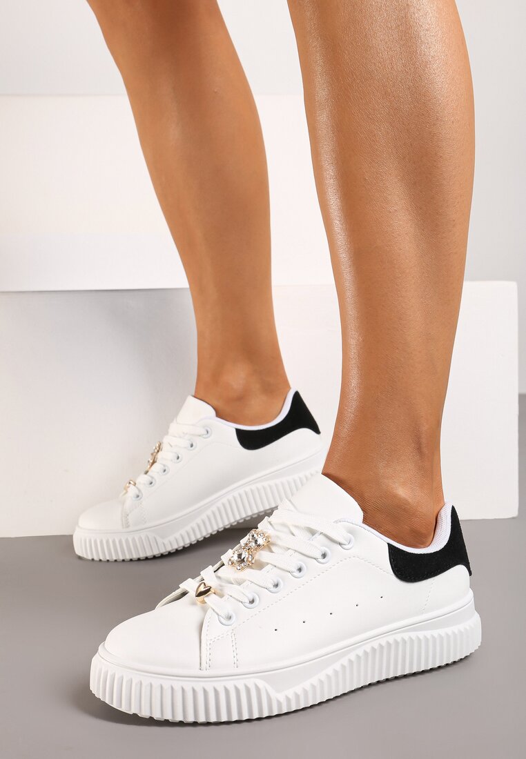 Biało-Czarne Sneakersy na Niskiej Platformie ze Wstawką z Ekozamszu i Złotym Misiem Nleona