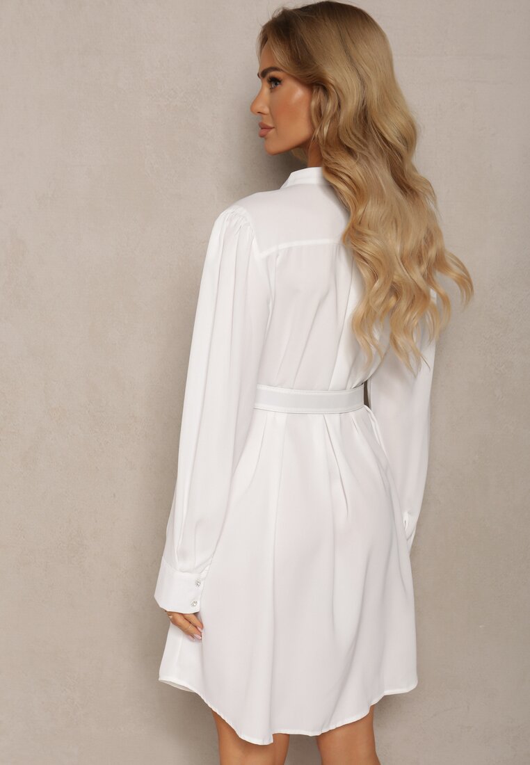 Biała Sukienka o Koszulowym Kroju z Materiałowym Paskiem i Guzikami Ozdobiona Cyrkoniami Frantia