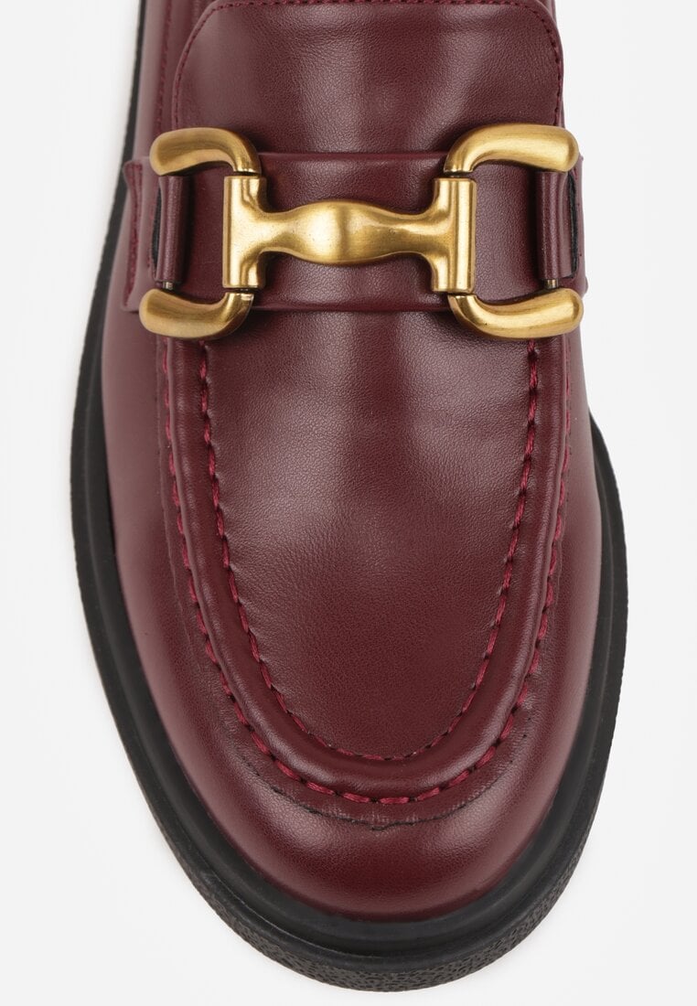 Bordowe Mokasyny na Płaskiej Podeszwie Ozdobione Klamrą Relabra