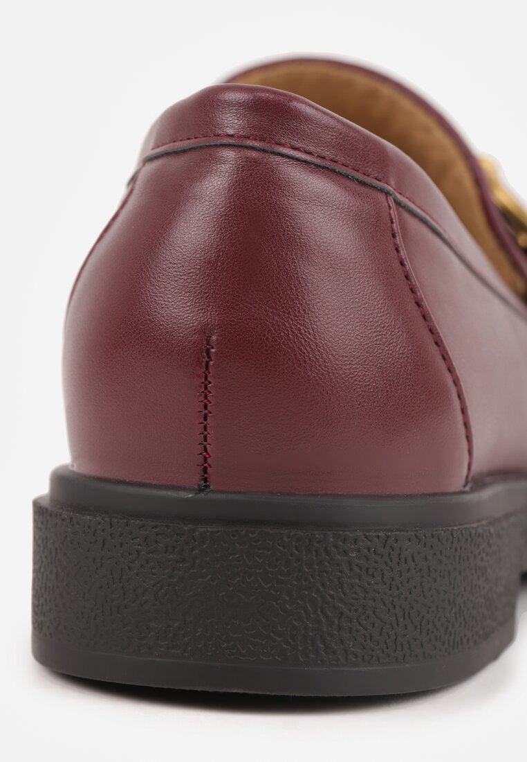 Bordowe Mokasyny na Płaskiej Podeszwie Ozdobione Klamrą Relabra