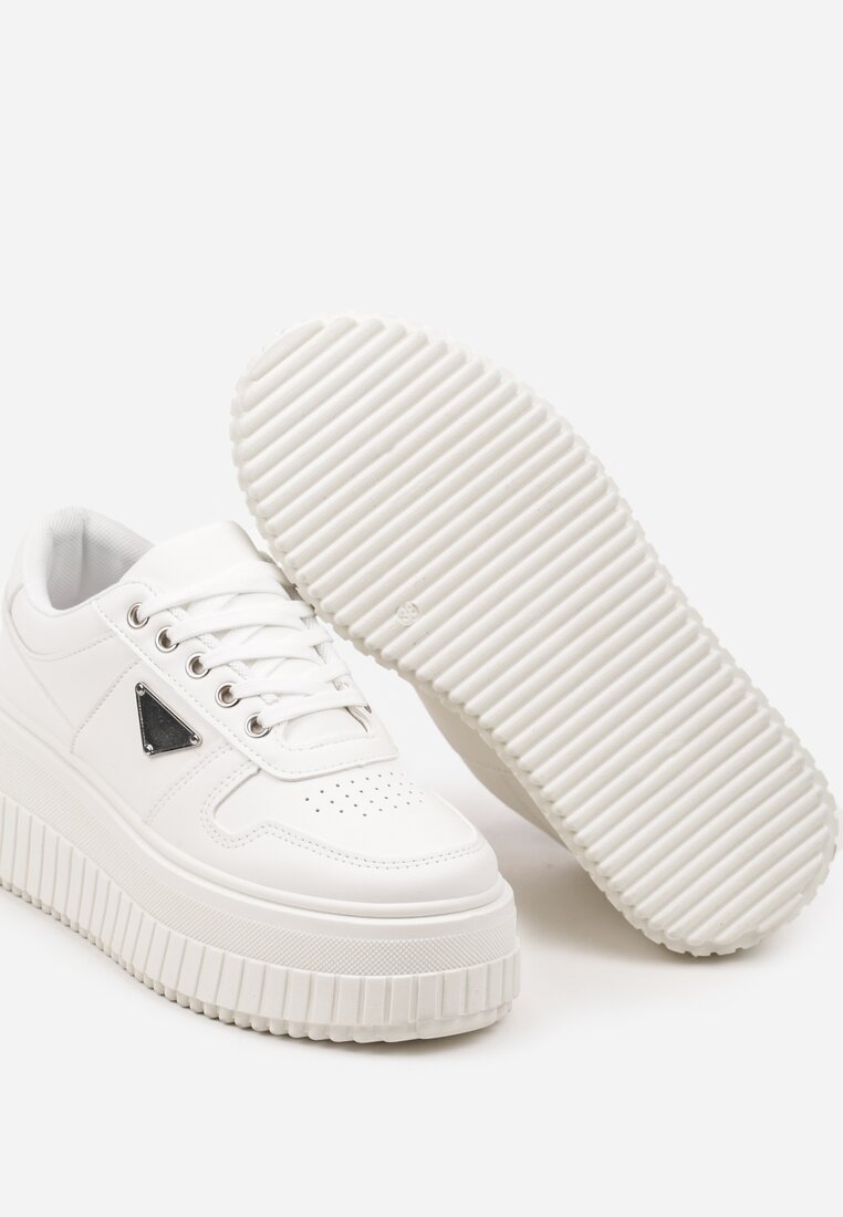 Białe Sneakersy na Wysokiej Platformie Ozdobione Aplikacją z Boku Letcese
