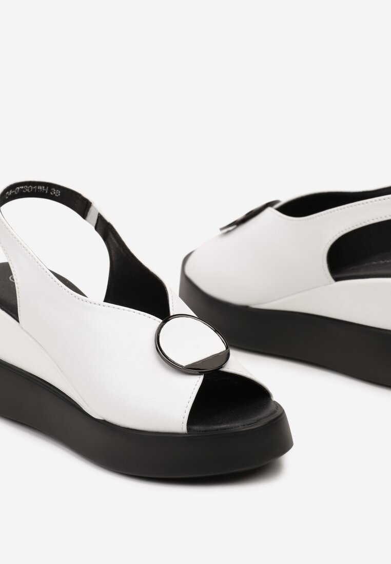 Białe Wsuwane Sandały ze Skóry Naturalnej na Koturnie z Metalową Aplikacją Risspa