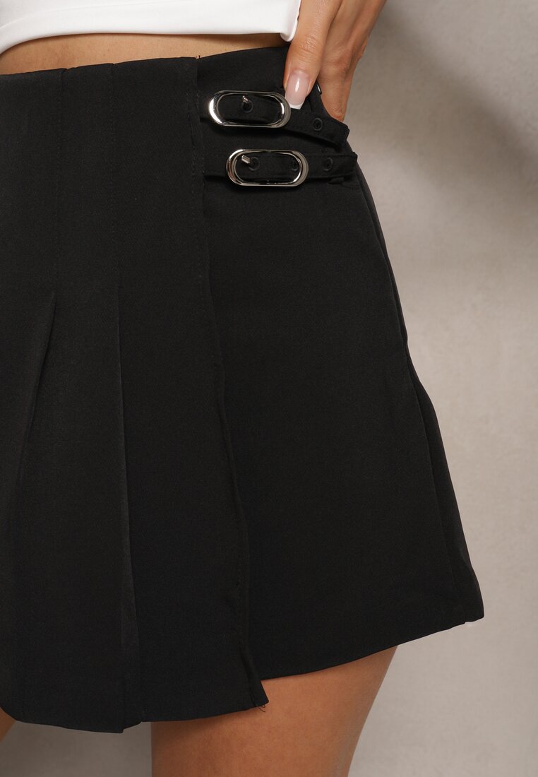 Czarne Spódnico-Szorty High Waist z Plisowaniem Ozdobione Klamrami Zapinane na Suwak Turvia