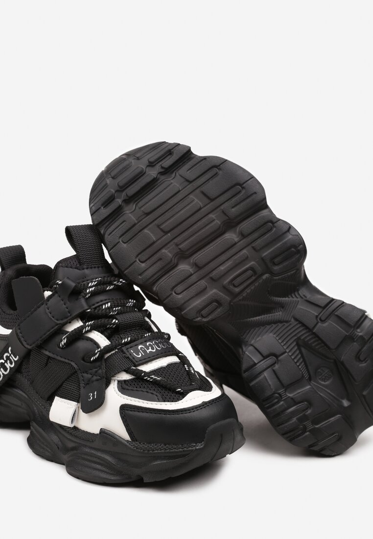 Czarne Buty Sportowe Sneakersy  na Płaskiej Tłoczonej Podeszwie z Ozdobnymi Taśmami Pezitha