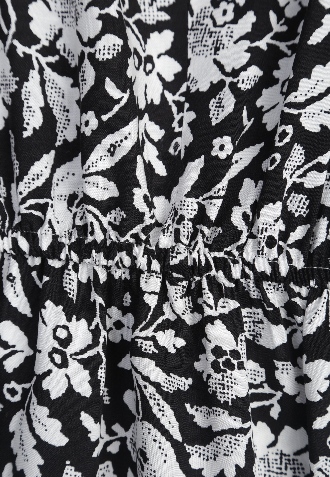 Czarno-Biała Sukienka Bawełniana na Grubych Ramiączkach z Gumką w Pasie Zapinana na Guziki Tessri