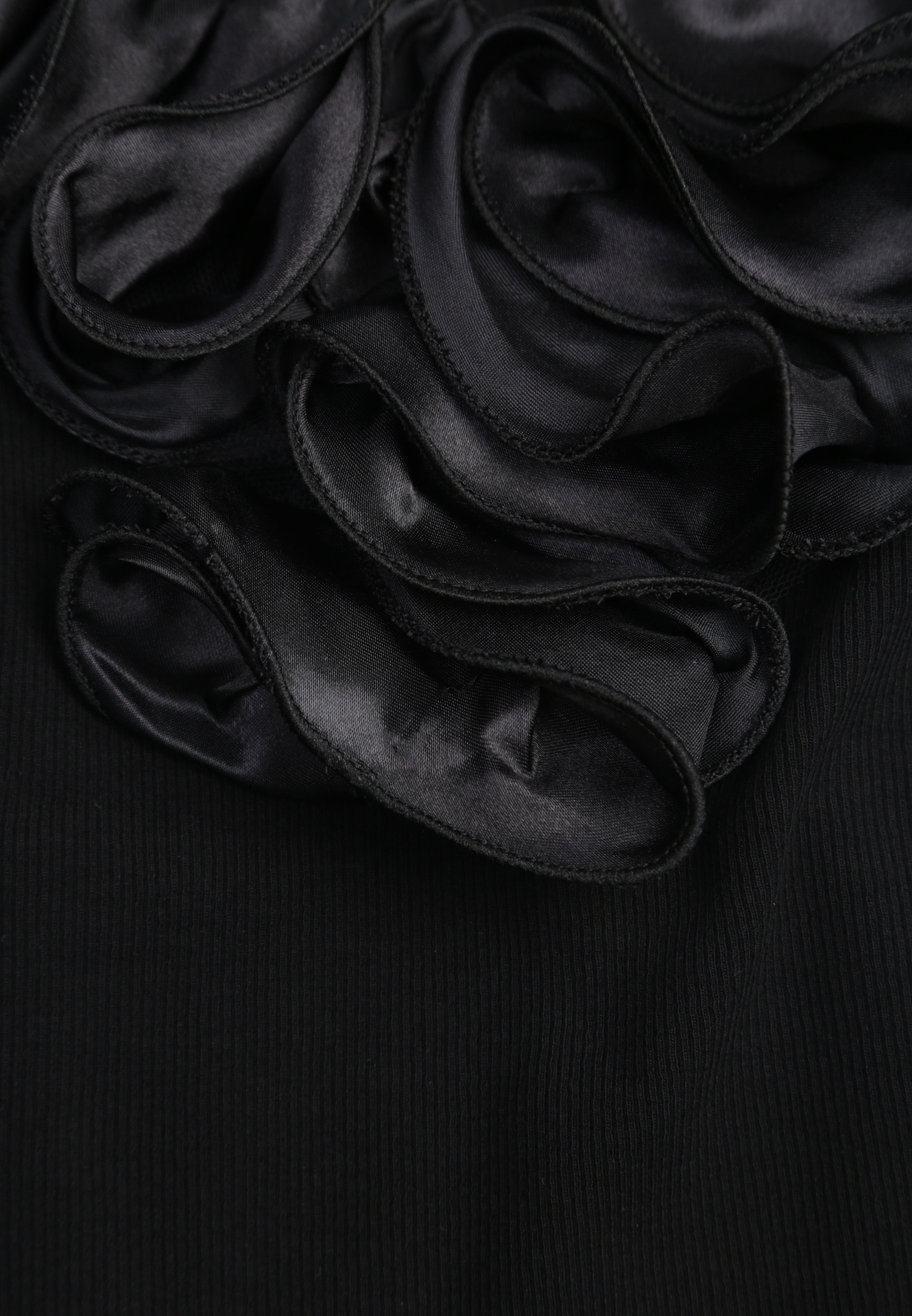 Czarne Body z Bawełny na Ramiączkach z Ozdobną Falbanką przy Dekolcie Sanadia