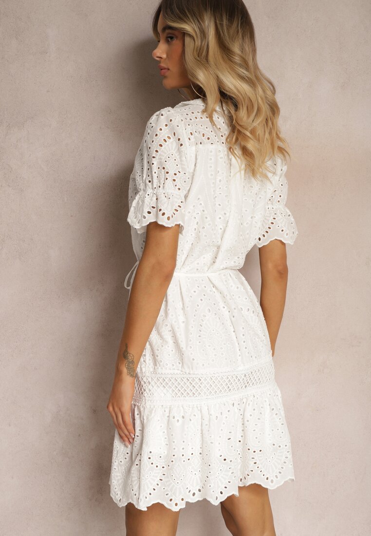Rochie Albă Boho din Bumbac Ornată cu Model Ajur Volan și Înnodată cu Curea Nelah