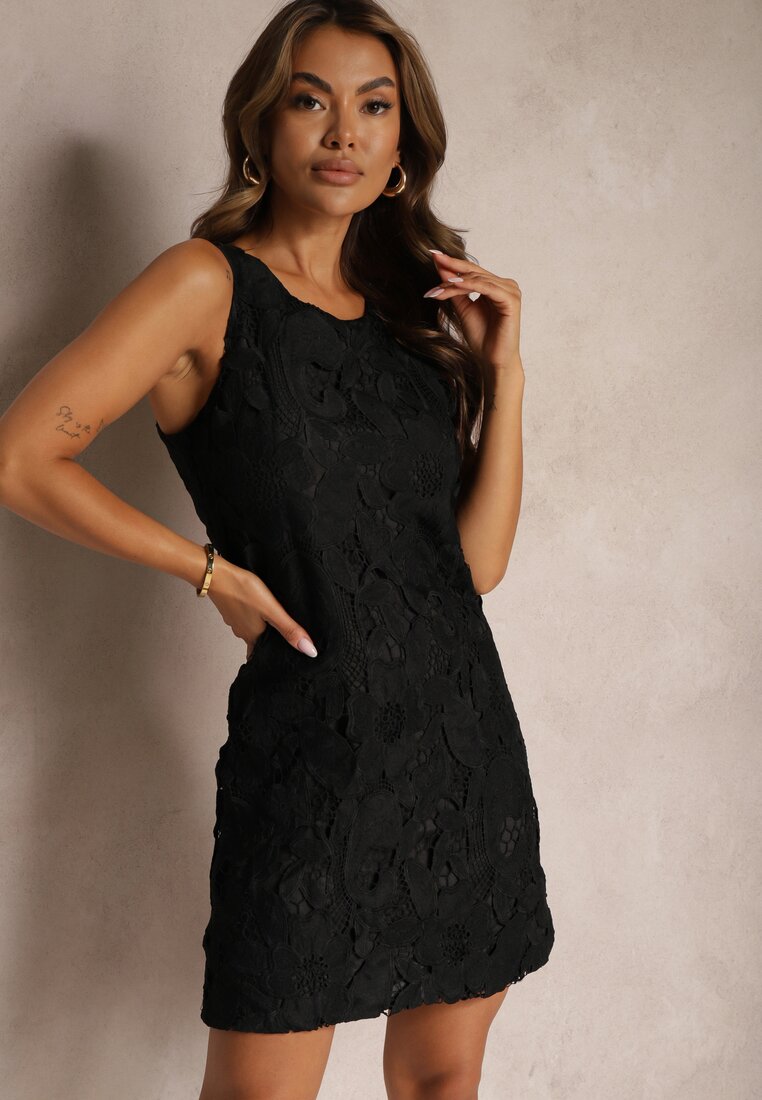 Rochie neagră tip cocktail cu model traforat și croi drept Risamarise
