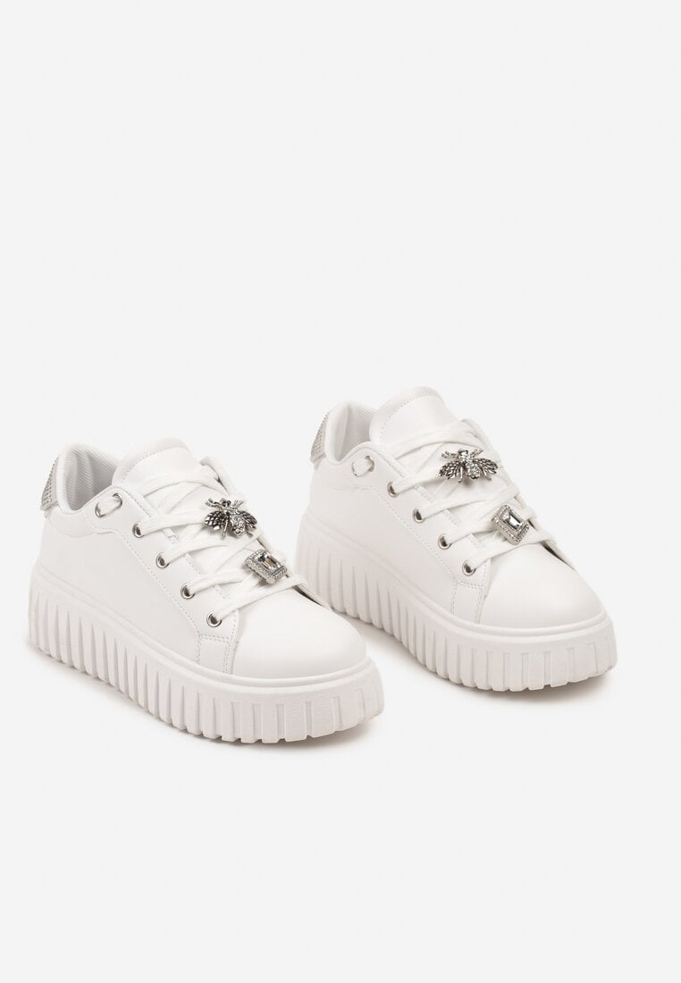 Biało-Srebrne Sneakersy na Platformie Ozdobione Metaliczną Wstawką i Aplikacjami z Cyrkonii Qulina