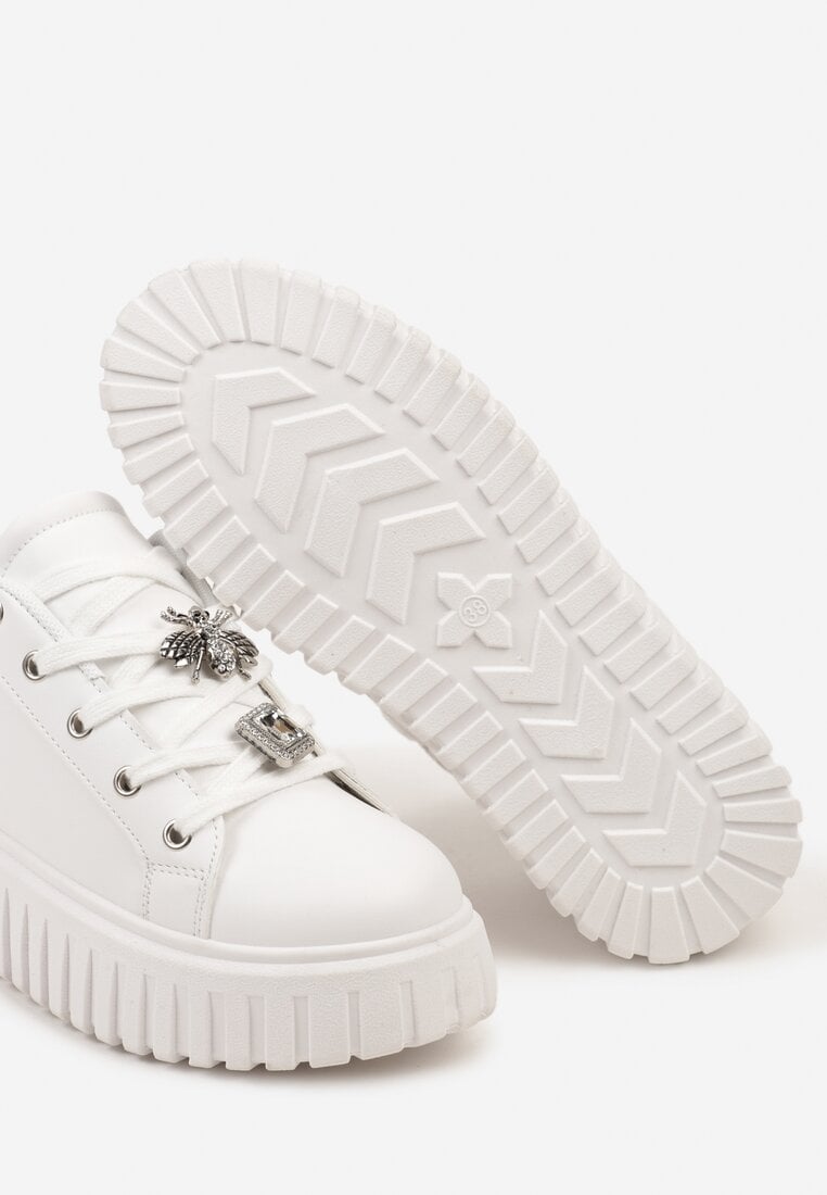 Biało-Srebrne Sneakersy na Platformie Ozdobione Metaliczną Wstawką i Aplikacjami z Cyrkonii Qulina
