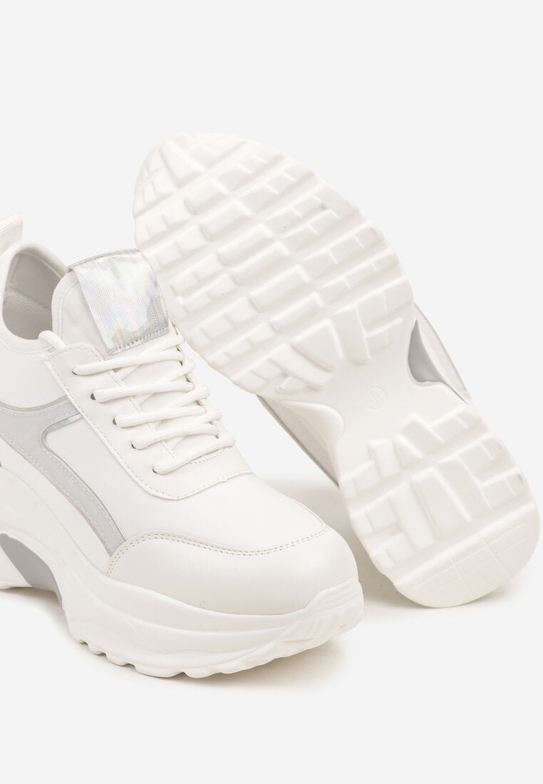 Biało-Srebrne Sneakersy na Koturnie Ozdobione Metalicznym Wykończeniem Vliraya