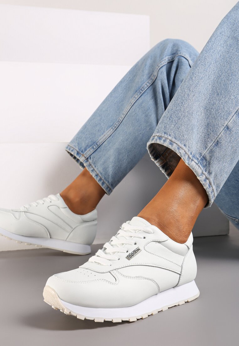 Białe Sneakersy na Płaskiej Podeszwie z Naturalnej Skóry z Perforacją Miviia