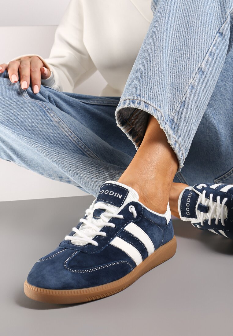 Granatowe Sneakersy ze Skóry Naturalnej na Płaskiej Podeszwie Wykończone Paskami Navinda