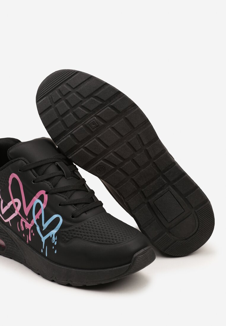 Czarne Sneakersy na Płaskiej Podeszwie z Motywem Serc Navalina