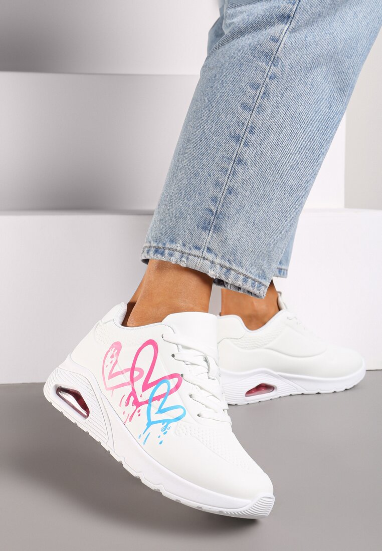 Białe Sneakersy na Płaskiej Podeszwie z Motywem Serc Navalina