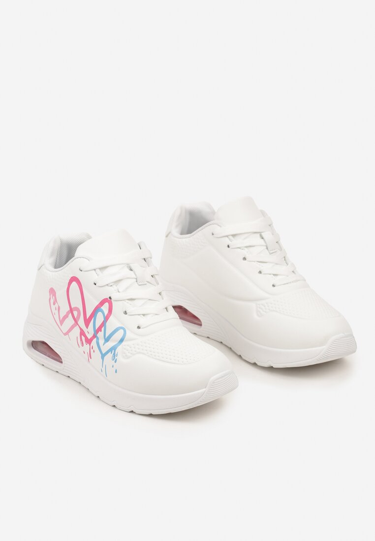 Białe Sneakersy na Płaskiej Podeszwie z Motywem Serc Navalina