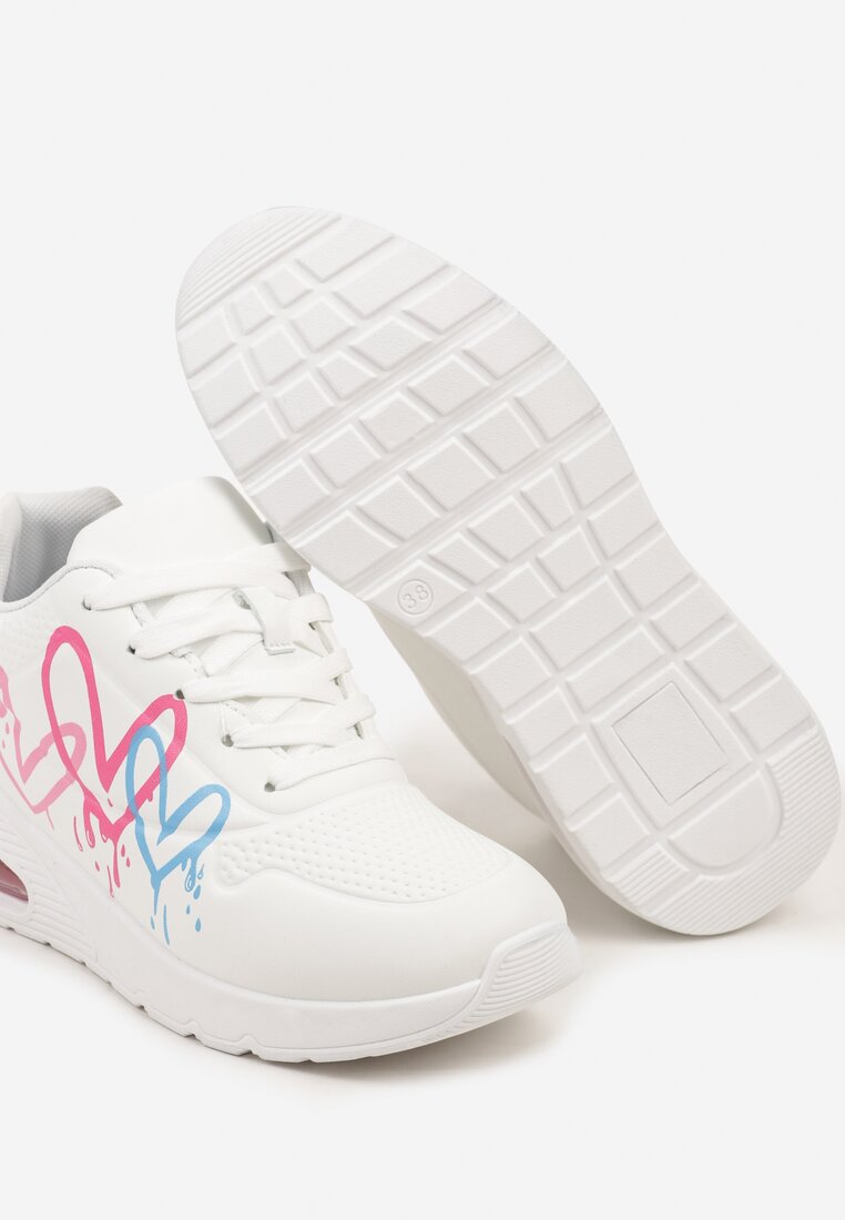 Białe Sneakersy na Płaskiej Podeszwie z Motywem Serc Navalina