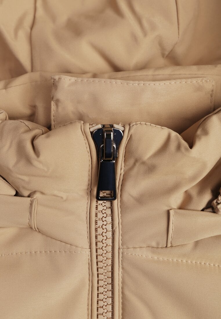 Jasnobeżowa Kamizelka Pikowana Zapinana na Suwak Ozdobiona Kapturem i Sznurkami Finaria