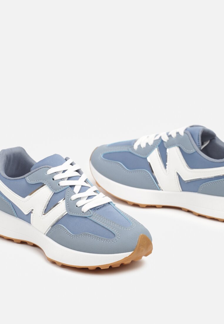 Jasnoniebieskie Sneakersy z Ozdobną Naszywką i Wypukłym Bieżnikiem Irittas