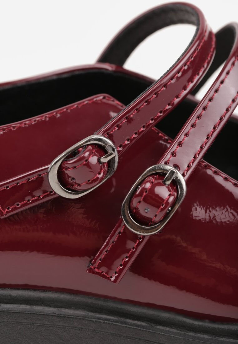 Bordowe Półbuty Lakierowane na Platformie Ozdobione Sprzączkami Nevauna