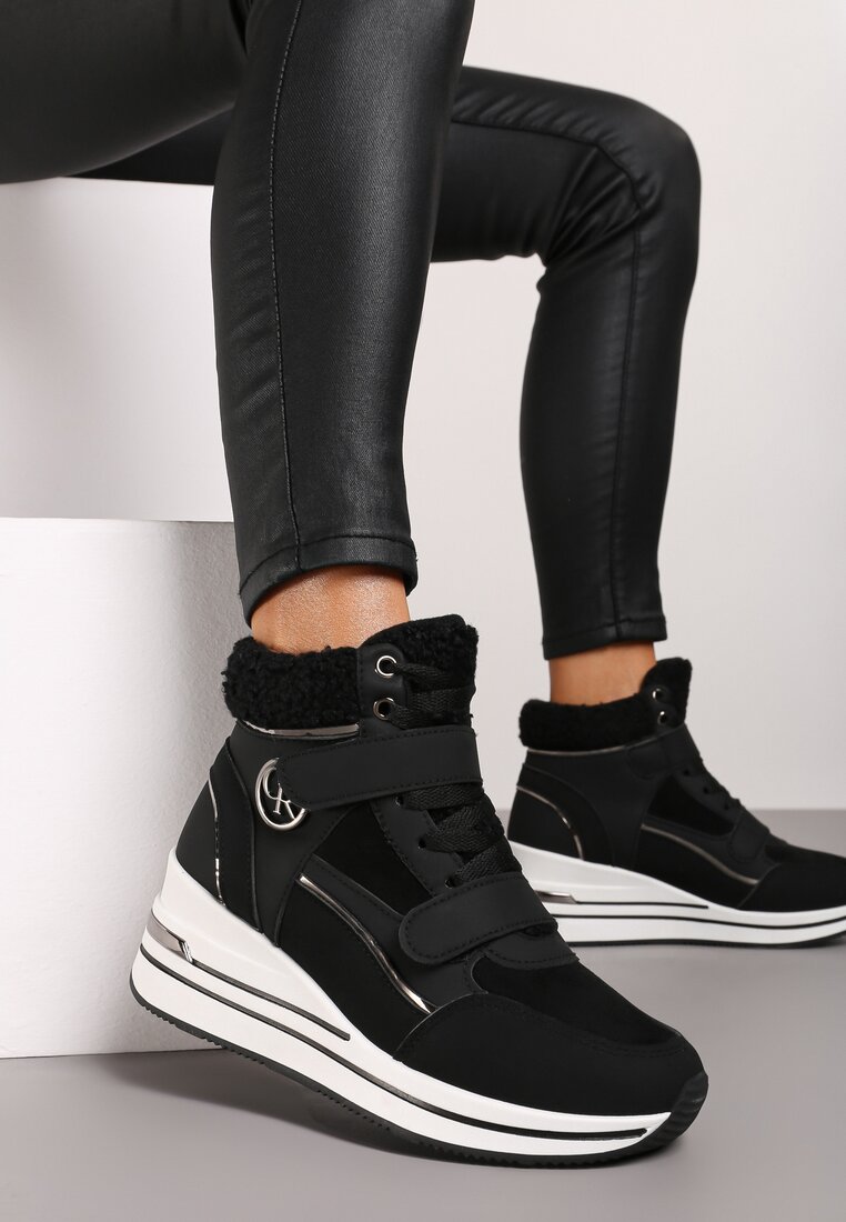 Czarne Sneakersy na Koturnie z Metalicznymi Wstawkami i Sztucznym Futerkiem Lerilanes