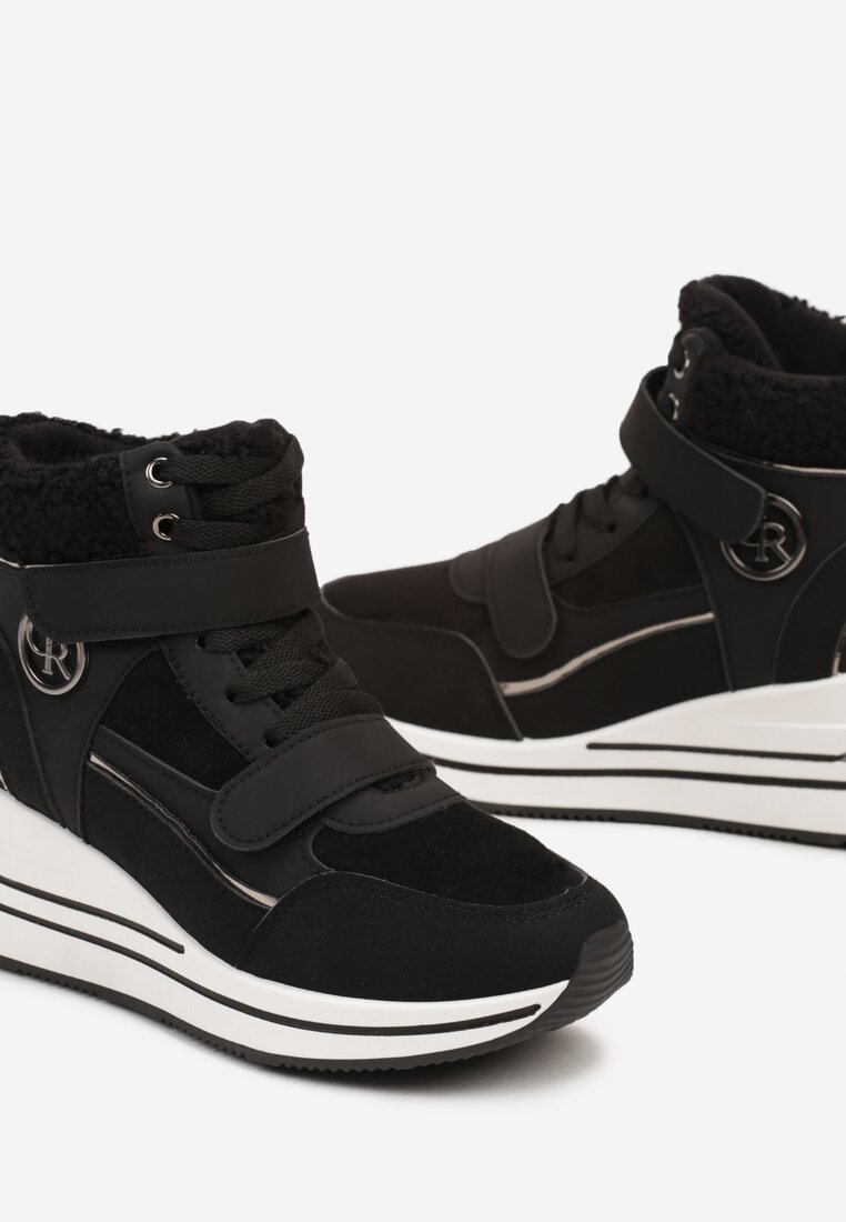 Czarne Sneakersy na Koturnie z Metalicznymi Wstawkami i Sztucznym Futerkiem Lerilanes