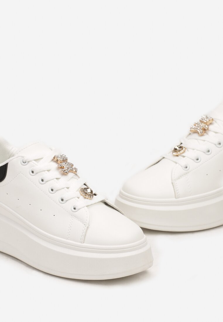 Biało-Czarne Sneakersy na Grubej Podeszwie ze Złotymi Ozdobami na Sznurówkach i Wstawką na Pięcie Rexisa
