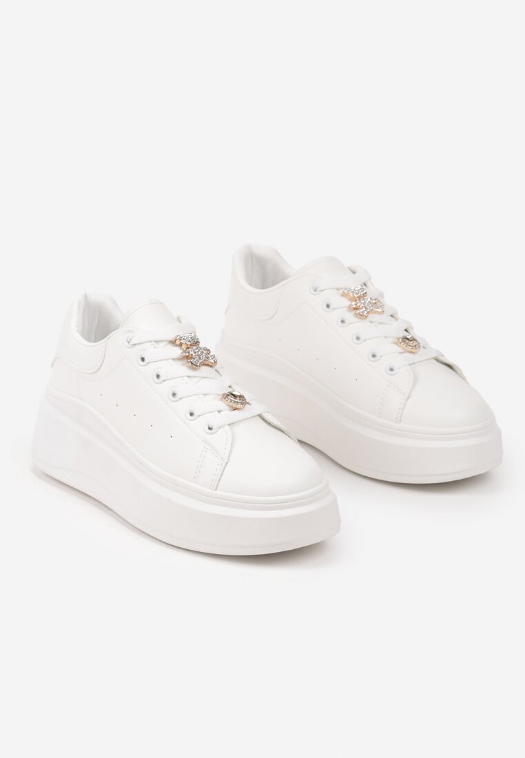 Białe Sneakersy na Grubej Podeszwie ze Złotymi Ozdobami na Sznurówkach i Wstawką na Pięcie Rexisa