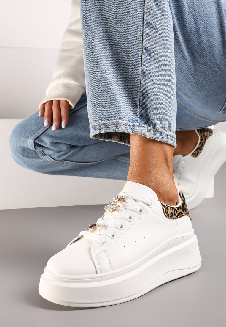 Biało-Brązowe Sneakersy na Grubej Podeszwie ze Złotymi Ozdobami na Sznurówkach i Wstawką na Pięcie Rexisa