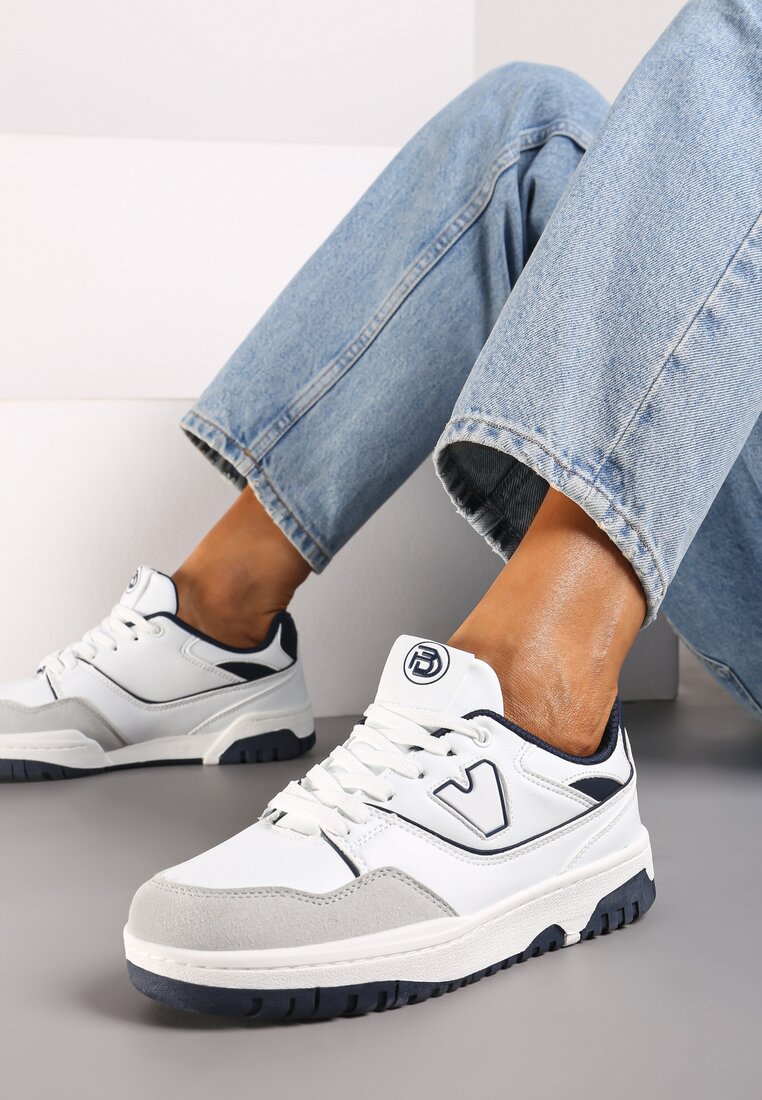 Biało-Granatowe Sneakersy Sznurowane z Aplikacją na Boku i Przeszyciami Irilian
