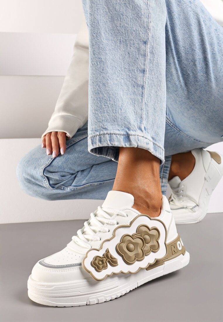 Biało-Beżowe Sneakersy na Niskiej Platformie z Ozdobnymi Kwiatkami na Boku Benavilla