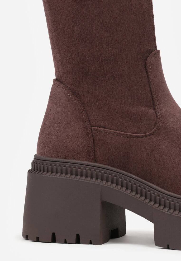 Brązowe Długie Kozaki z Elastyczną Cholewką na Grubej Tłoczonej Podeszwie Hantrine