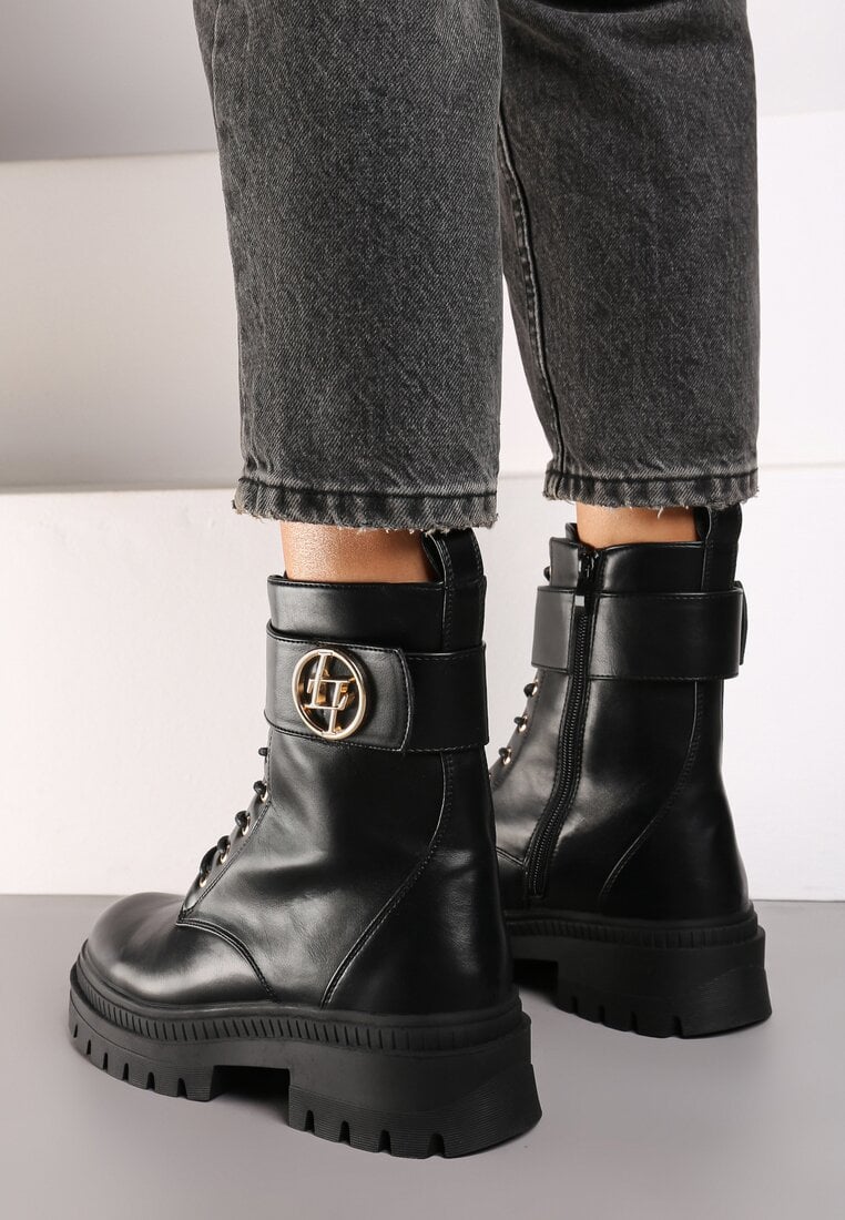 Czarne Płaskie Botki w Stylu Workerów Ozdobione Aplikacją i Paskiem na Rzep Anselene
