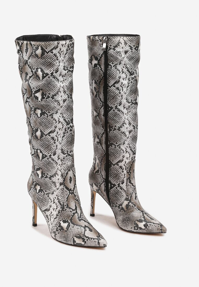 Czarne Kozaki w Wężowy Wzór na Obcasie Typu Szpilka z Delikatnie Marszczoną Cholewką Tairis