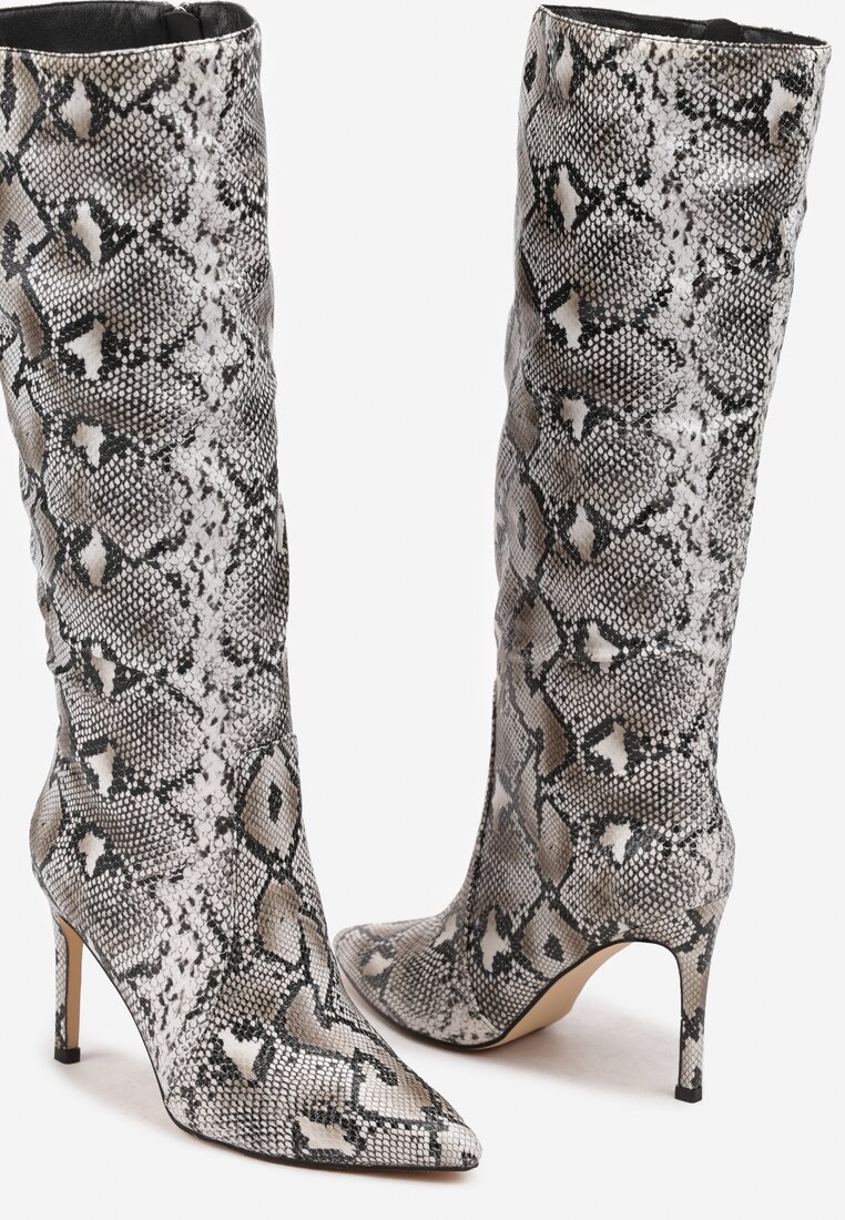 Czarne Kozaki w Wężowy Wzór na Obcasie Typu Szpilka z Delikatnie Marszczoną Cholewką Tairis