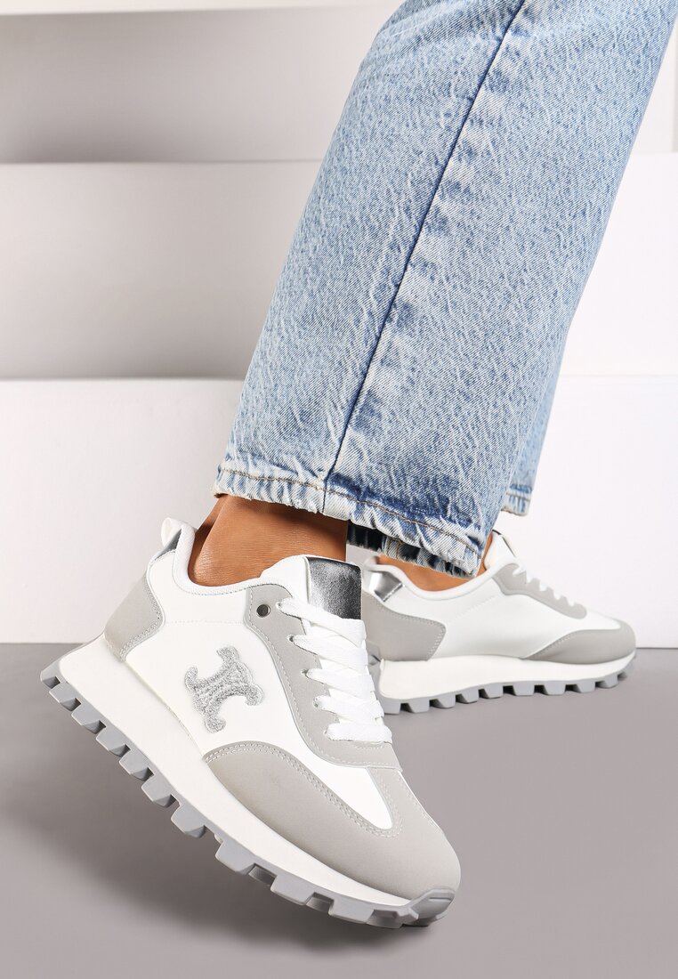 Białe Sznurowane Sneakersy na Płaskiej Podeszwie Ozdobione Metalicznymi Aplikacjami Zetissa