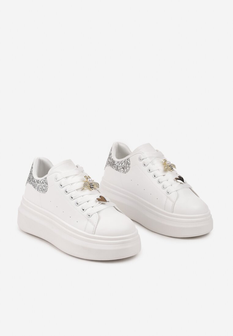 Biało-Srebrne Sneakersy na Platformie z Ozdobami na Sznurówkach i Brokatem Sezirra