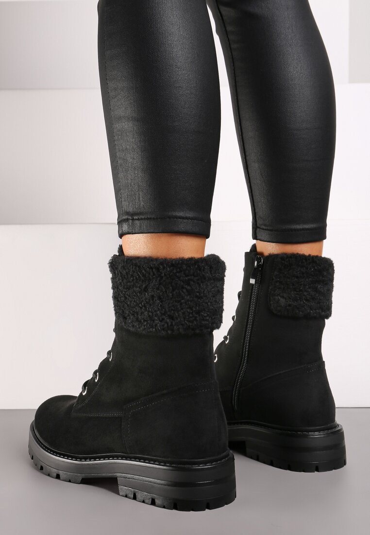 Czarne Botki Typu Workery na Płaskiej Podeszwie z Barankowym Futerkiem przy Cholewce Nevathira
