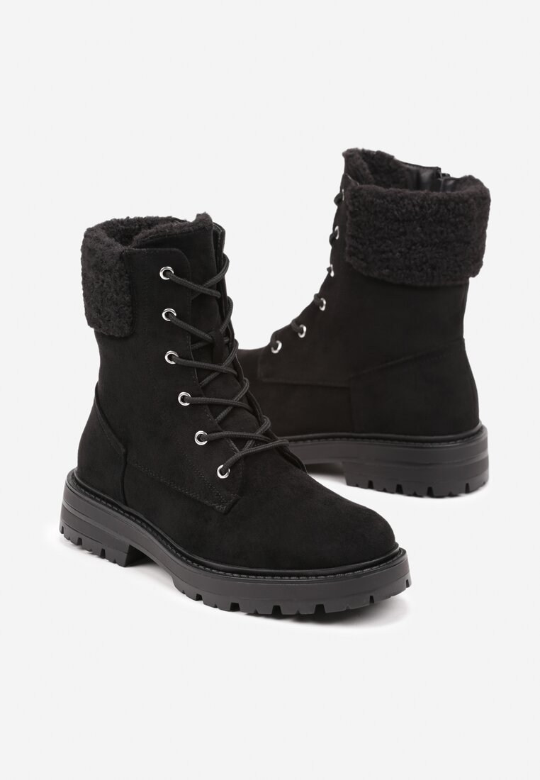 Czarne Botki Typu Workery na Płaskiej Podeszwie z Barankowym Futerkiem przy Cholewce Nevathira