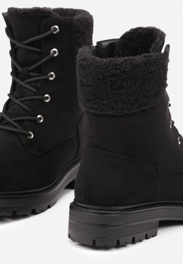 Czarne Botki Typu Workery na Płaskiej Podeszwie z Barankowym Futerkiem przy Cholewce Nevathira