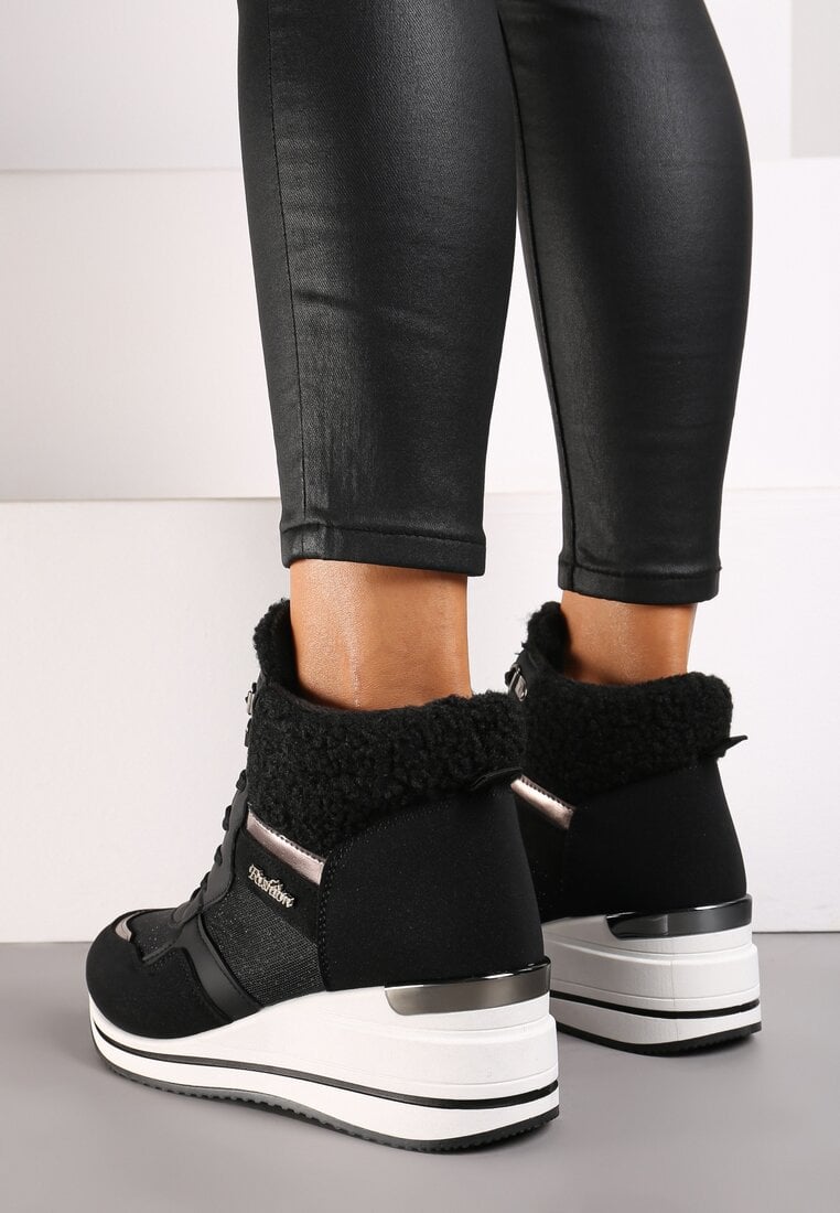 Czarne Botki na Koturnie w Streetwearowym Stylu Ozdobione Futerkiem Arabelline