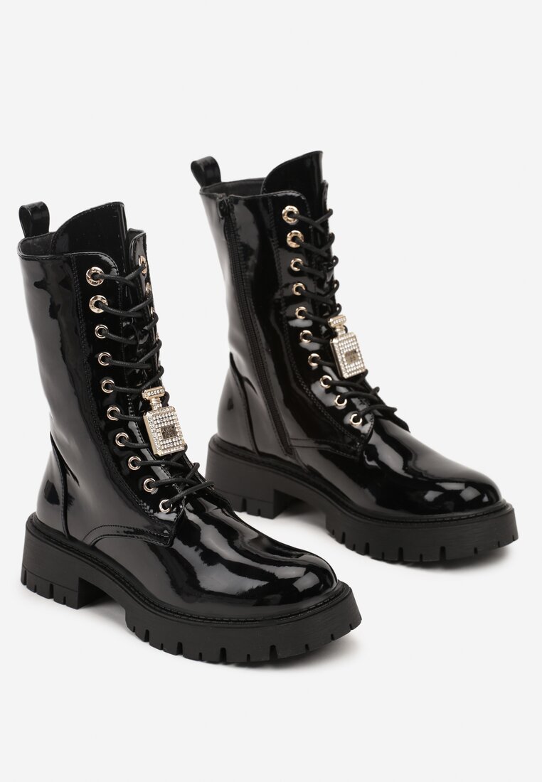 Czarne Botki Workery na Grubej Podeszwie Ozdobione Lakierowanym Połyskiem i Cyrkoniami Deloriana