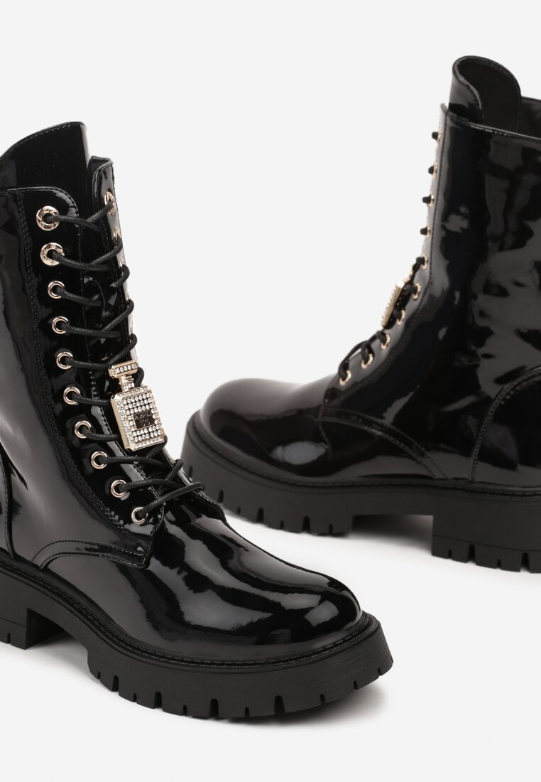 Czarne Botki Workery na Grubej Podeszwie Ozdobione Lakierowanym Połyskiem i Cyrkoniami Deloriana